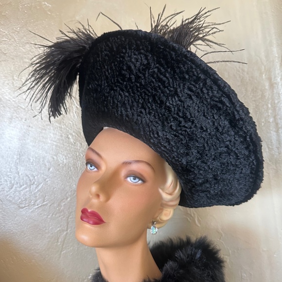 GRANDIOSE 1950s' BLACK FELT & FAUX LAMB WIDE BRIM HAT + TALL OSTRICH FEATHERS - Picture 3 of 15
